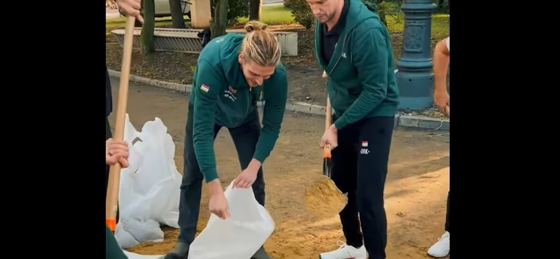 A vízilabdázók is homokzsákokat pakoltak a Margit-szigeten