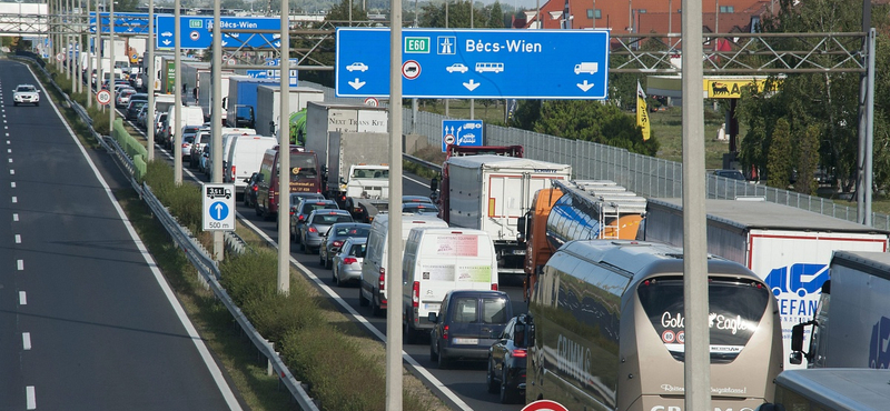 Az EU-tól kérnek fájdalomdíjat a határzárért a magyar fuvarozók