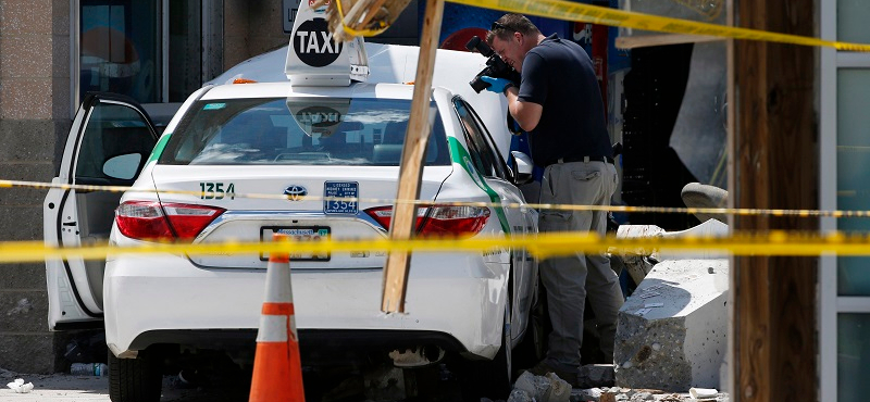 Járókelők közé hajtott egy taxi Bostonban