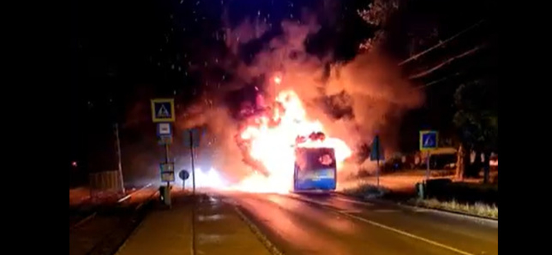 Videón, ahogy 6-8 méteres lángokkal kiég egy busz Kispesten