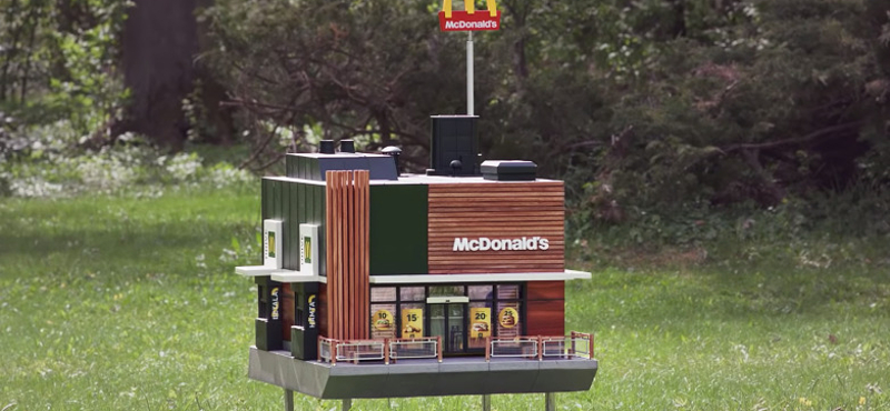 Megnyílt a világ legkisebb "McDonald's étterme", ahova csak méheket várnak