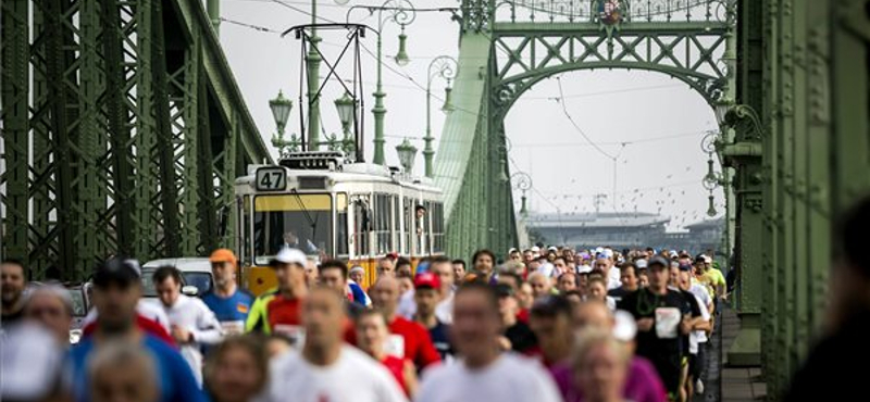 Fotók: rekordot döntöttek a futók a Budapest Maratonon