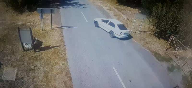 Motorost gázolt egy részeg sofőr, miután átsodródott a szembejövő sávba – videó