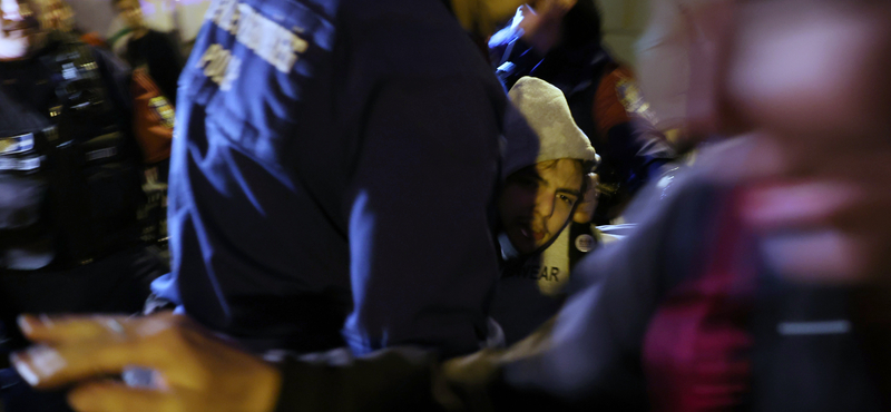 Öt embert előállítottak a Karmelitánál, nyolcat pedig arcuk eltakarása miatt jelentett fel a rendőrség