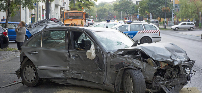 Hat parkoló autót zúzott le a Józsefvárosban - fotók