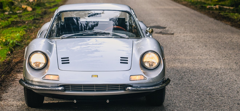 Enzo Ferrari a fiatalon elhunyt fiáról nevezte el ezt a gyönyörű apró sportkocsit