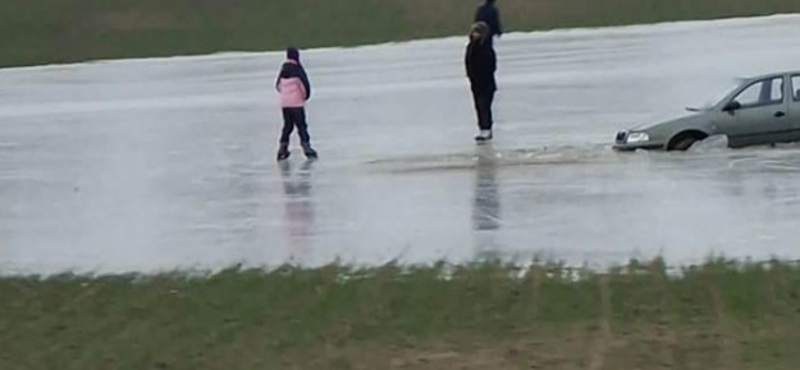 A korcsolyázók mellett egy jégbe szorult Skoda volt a látványosság Nádszegen
