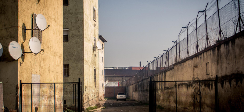 Üvegbe szedik a lakók az injekciós tűket a Hős utcában