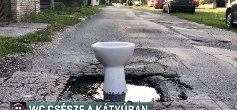 WC csészét rakott valaki egy méretes győri kátyúba