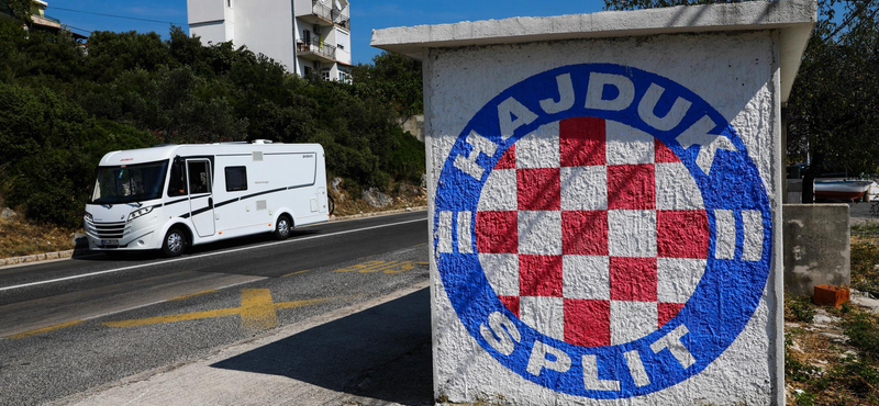 Blokkolták az autópályát a Hajduk Split drukkerei, a rendőrök lőfegyvert is használtak az oszlatásukhoz