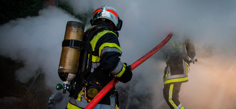 Teljesen kiégett egy család autója az M86-oson, csak a fémváz maradt meg belőle – videó