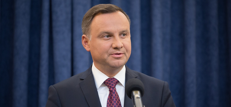 Aláírta a lengyel elnök az EU által elkaszált törvény módosítását