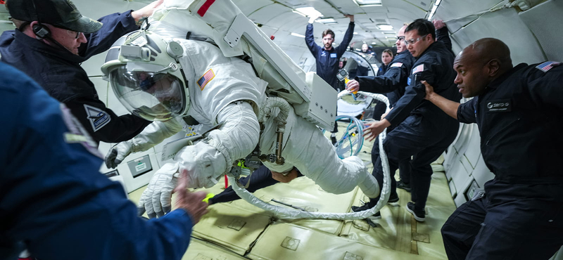 A 40 éve használatos űrruhát cseréli le a NASA, az új most esett túl a mikrogravitációs teszten