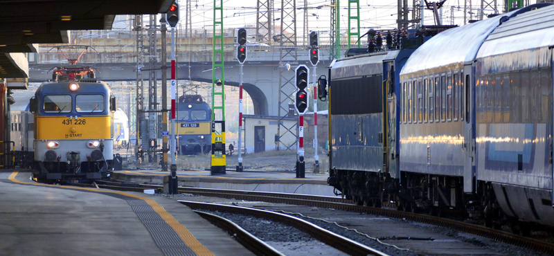 A vészféket kellett meghúzniuk az utasoknak, hogy megálljon a vonat az állomáson