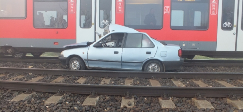 Elakadt a sínen a Suzuki, nagy baj lett belőle