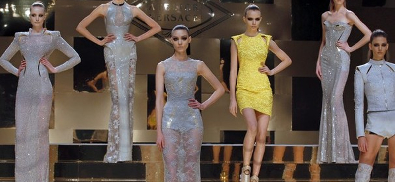 Újra Versace haute couture nyolc év után Párizsban (videó)