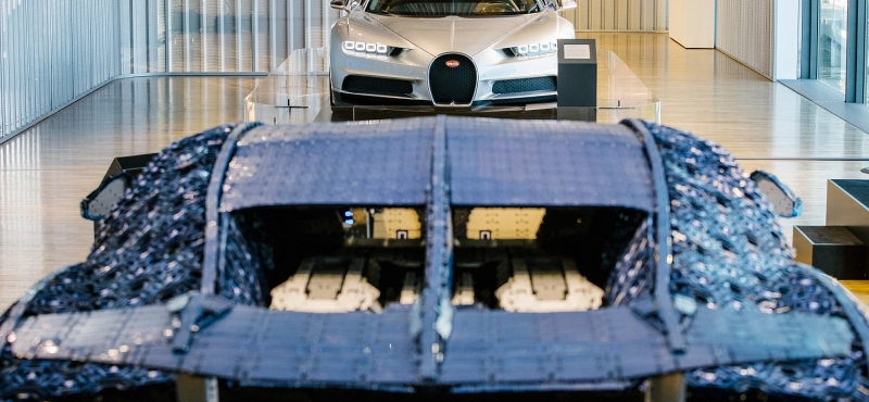 Egymás mellett áll az igazi és a Lego Bugatti Chiron a márka múzeumában