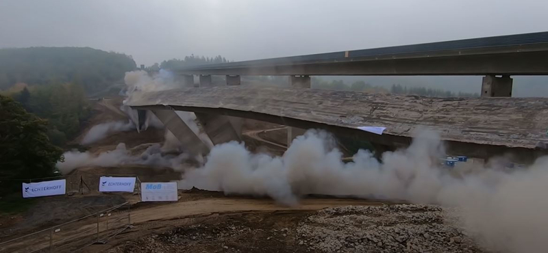 Videón, ahogy felrobbantanak egy 340 méteres völgyhidat Németországban