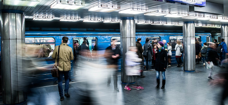 Leszakadt egy lámpa burkolata a Deák téri metróállomáson