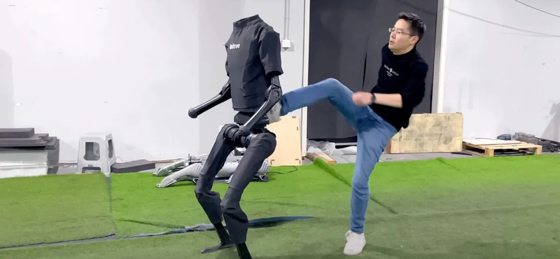 180 cm magas, és felrúgni sem igen lehet az új kínai humanoid robotot – videó