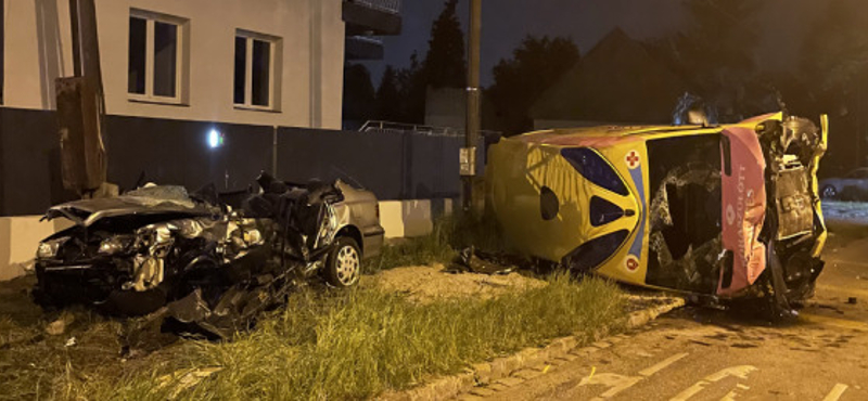 Mentővel ütközött egy autó Csepelen, egy ember meghalt és többen megsérültek