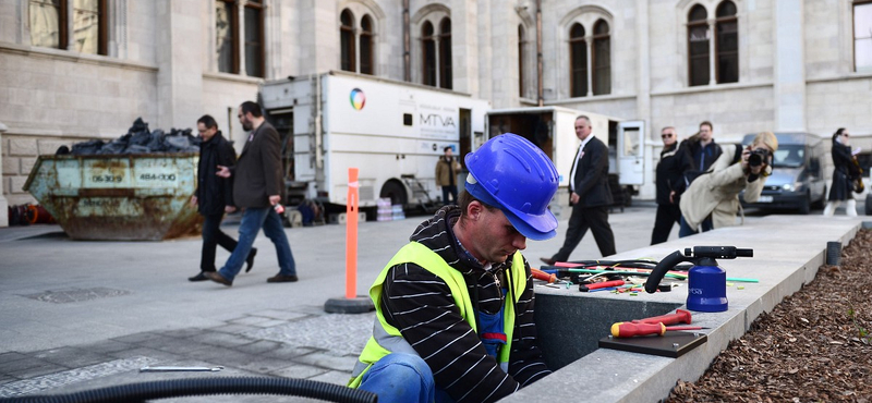 A nemzet félkész terét avatják fel Orbánék