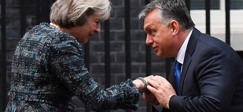 Theresa May hivatala arra kéri politikusait, határolódjanak el Orbántól