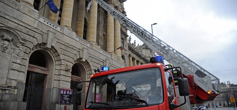 Taxistüntetés: az összes tűzoltódarut Budapestre rendelték