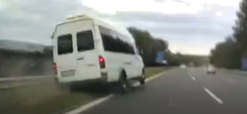 Tinédzserekkel teli buszt ért baleset az M7-esen vasárnap – videó