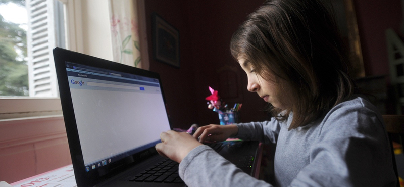 Ilyen az átlagos magyar gyerek: 9 éves, de már 100+ ismerőse van a Facebookon