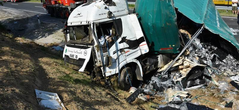 Fotók: Égő autóból kimentett gyerekeket nyugtattak a tűzoltók az M7-esen