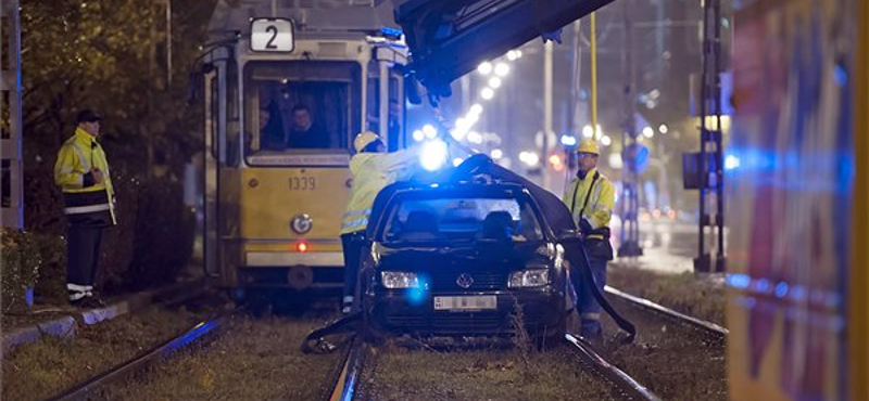 Sínek közé szorult egy autó a Soroksári úton - fotók