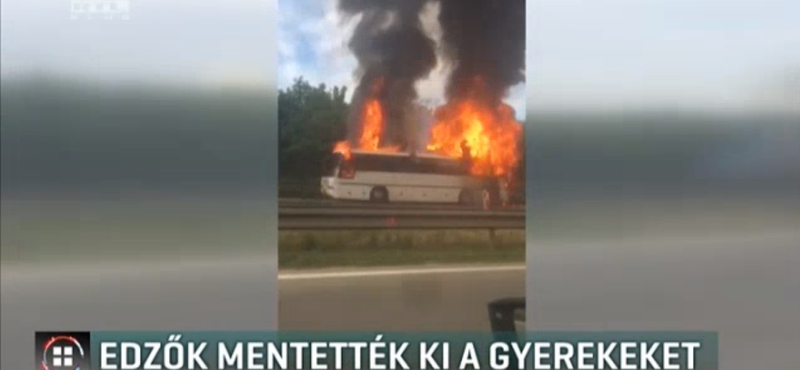 Az edzők menekítették ki a gyerekeket az autópályán kigyulladt buszból