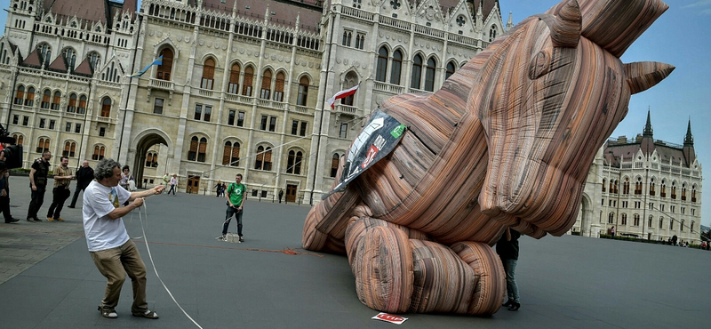 Rejtettheréjűséget szabadítana ránk az EU: felfújható falóval tiltakoztak a TTIP ellen