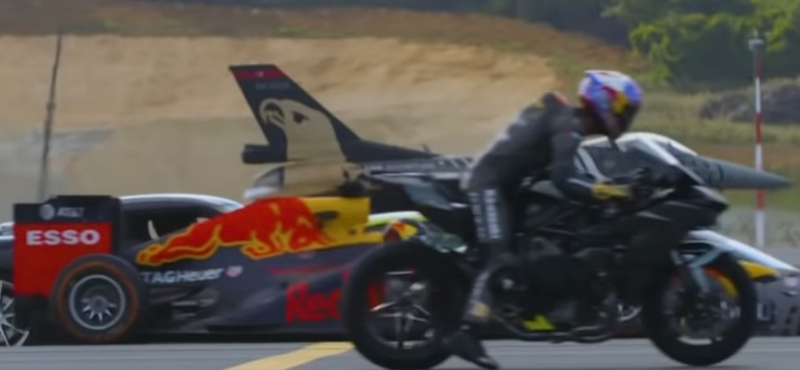 A nagy gyorsulási verseny: motor, sportkocsik, F1-autó, repülők és egy Tesla – videó