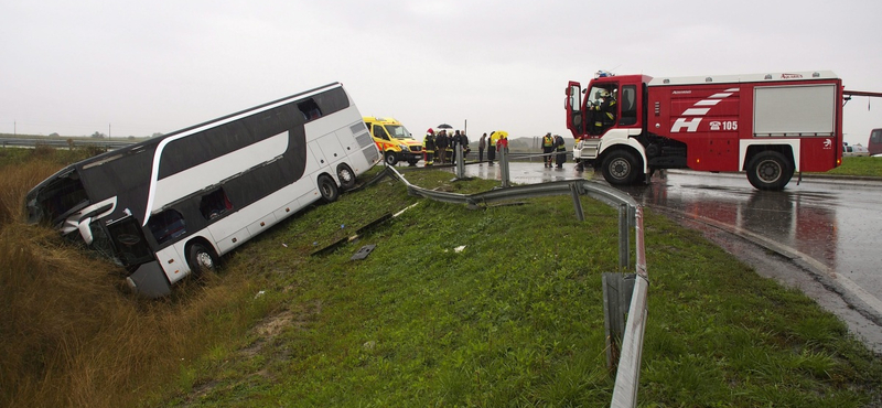 Fotó a tizenhárom sérülttel járó buszbaleset helyszínéről