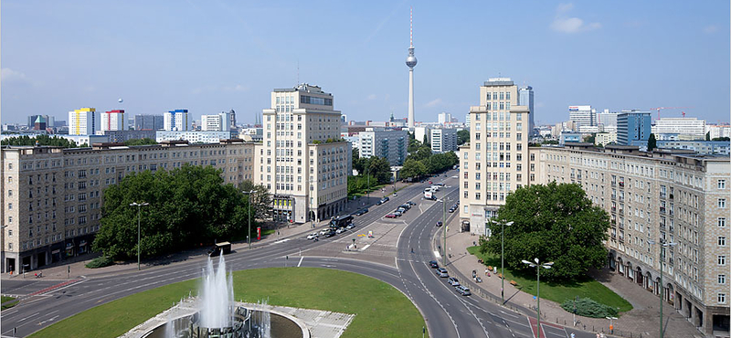 Vonzó minimál egy szocreál berlini házban 