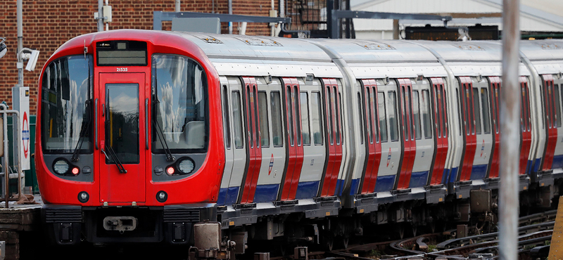 Nyitott ajtókkal száguldott a londoni metró egyik szerelvénye – videó