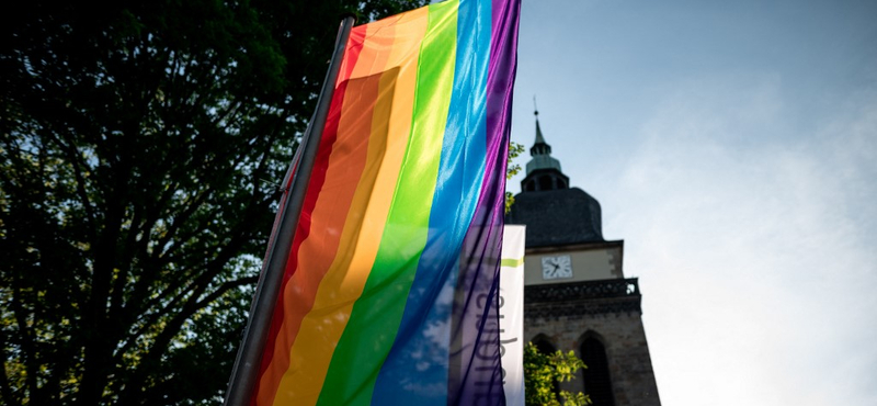 Alig győzi nyugtatni a Vatikán a meleg párok megáldása miatt elégedetlenkedő püspökeit