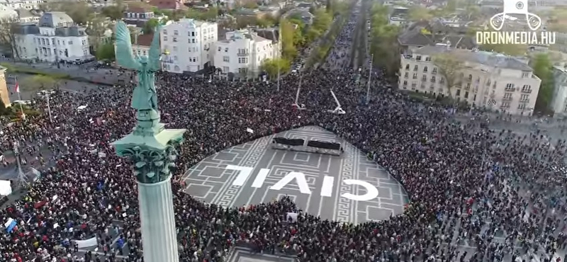 Látványos drónfelvétel jött a tüntetésről - videó