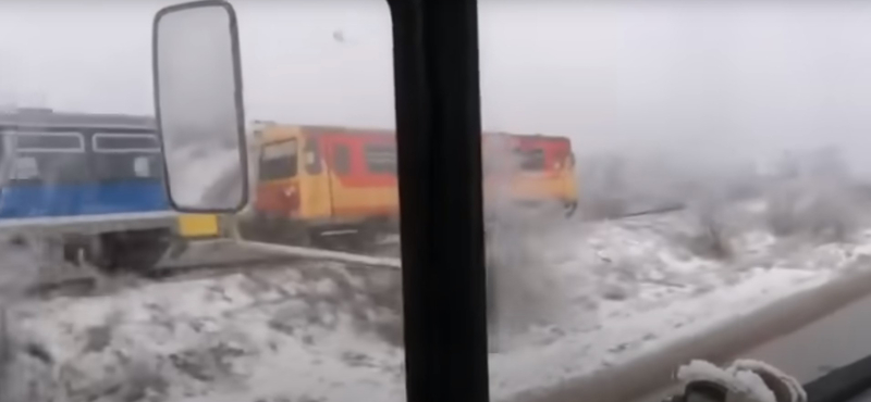 Annyira rossz pálya, hogy még a traktor is lehagyta a MÁV vonatát Konyárnál - videó