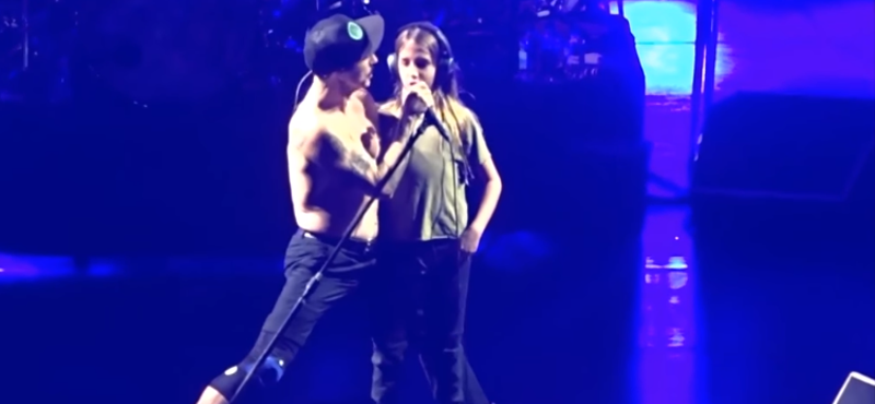 Anthony Kiedis 9 éves fiával énekelt együtt a torinói RHCP-koncerten