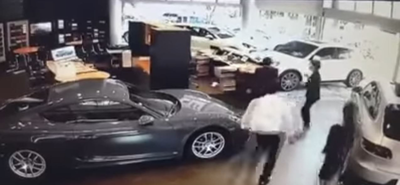 Nem kapott extrákat a Porschéba, behajtott a kereskedésbe – videó