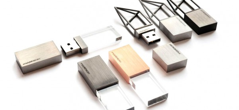 Akarjuk: design USB adattárolók