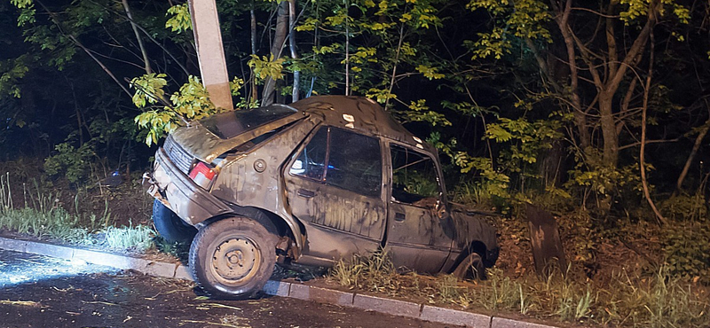 Villanyoszlopnak csapódott, meghalt a sofőr – fotók