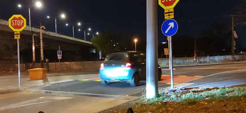 Öt perc alatt 27 autós nem állt meg a bickliút előtti stoptáblánál, pedig egy halálos gázolás miatt rakták ki