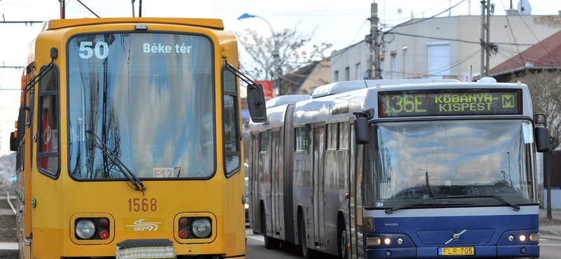 Autóval ütközött az 50-es villamos az Üllői úton