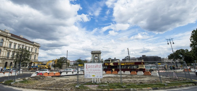 Másfél évre lezárták a Lánchidat