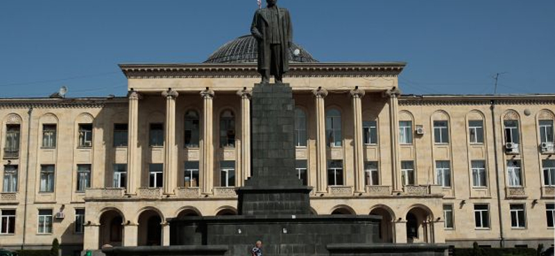 Kidobták Sztálin szobrát a szülővárosából