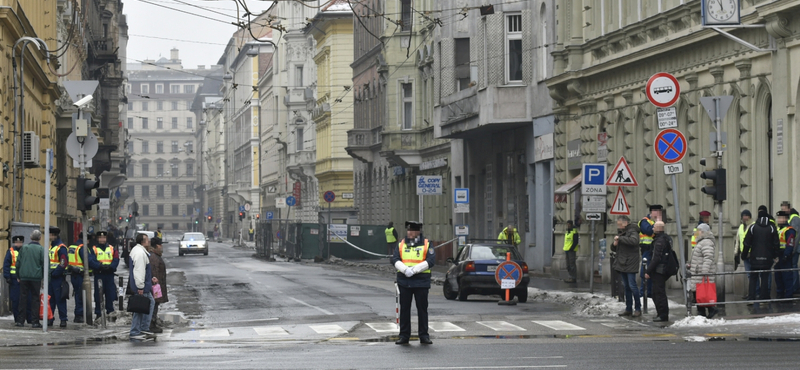 Fokozott készültség: gépfegyveres katonai rendészek a metrón - fotó